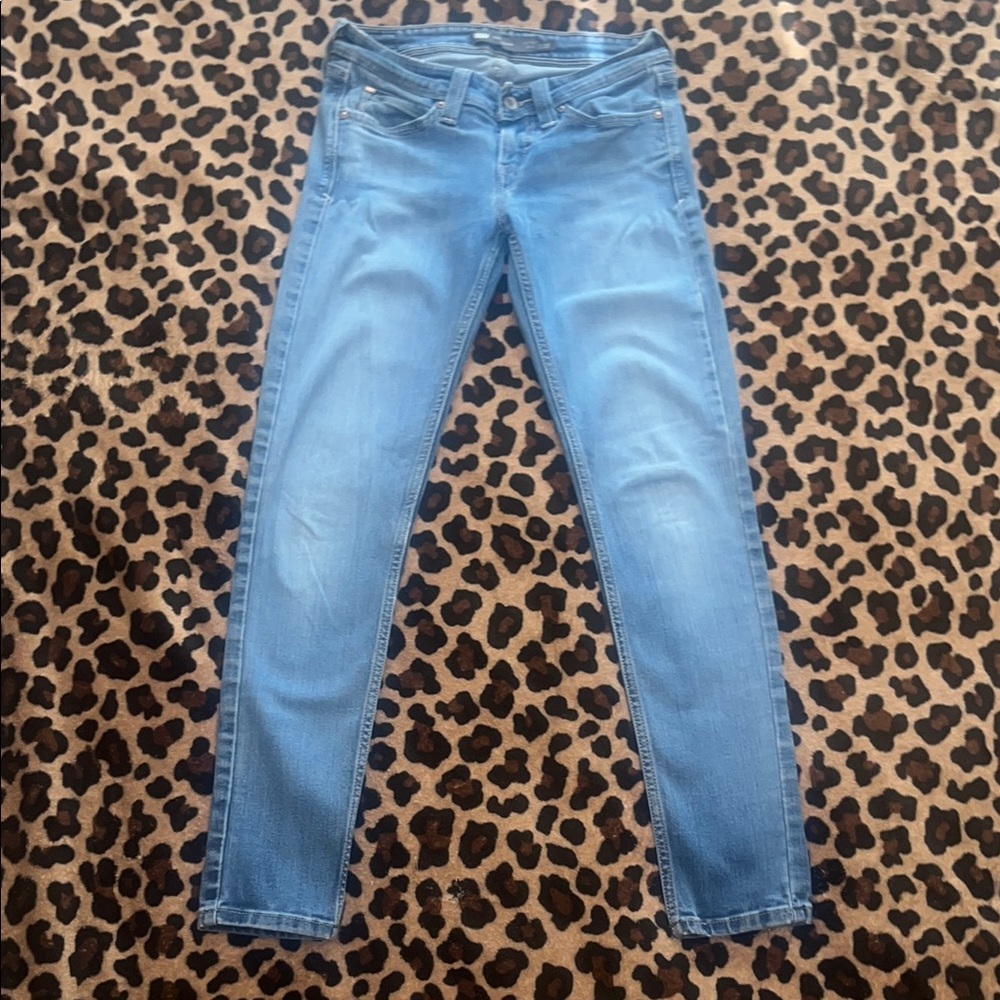 Levi's low rise Demi curve light/medium wash skinny jeans size 1/25